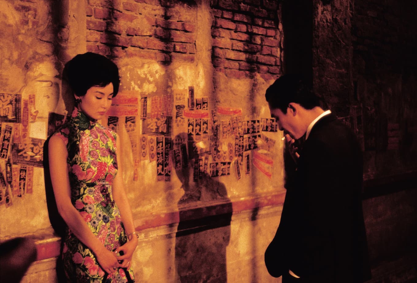 Su Li-zhen in a green patterned qipao beside Chow Mo-wan in an interior