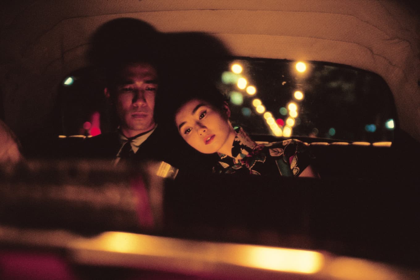 Su Li-zhen and Chow Mo-wan sitting in a taxi