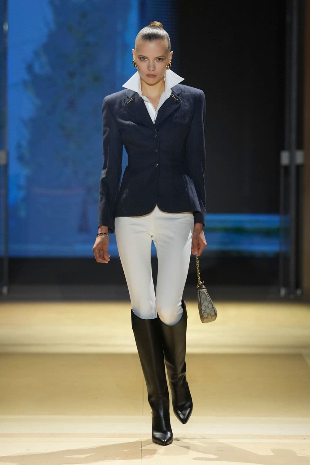 Shaped dark jacket, white trousers and black boots, Gucci look 1