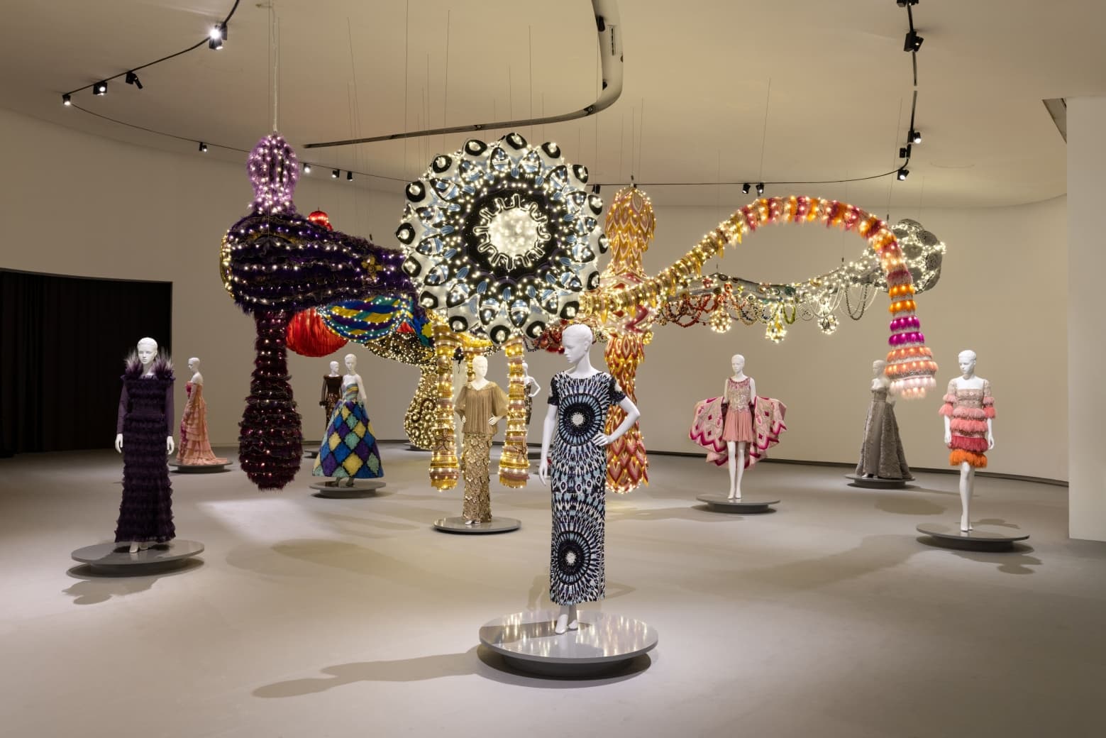 MAAT 展厅内，Valentino Garavani 的服装陈列在 Joana Vasconcelos 的悬挂装置下