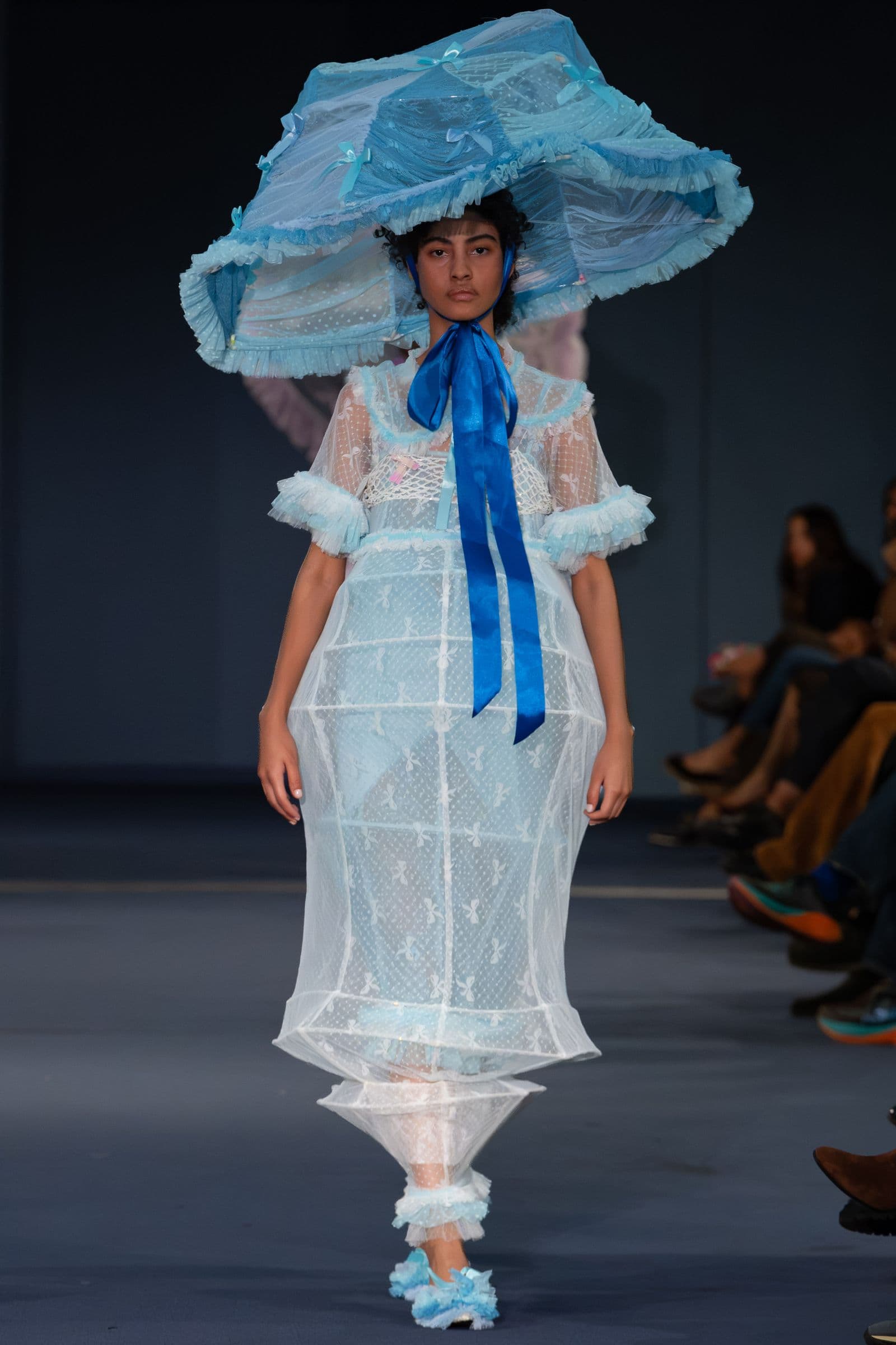 Yui Chen《Food Cover》系列造型，蕾丝结构撑出罩形轮廓