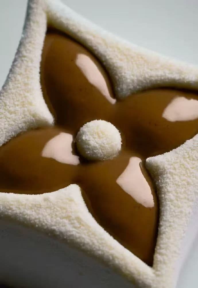 Louis Vuitton 的四瓣花押纹样与中国传统装饰纹样的对照