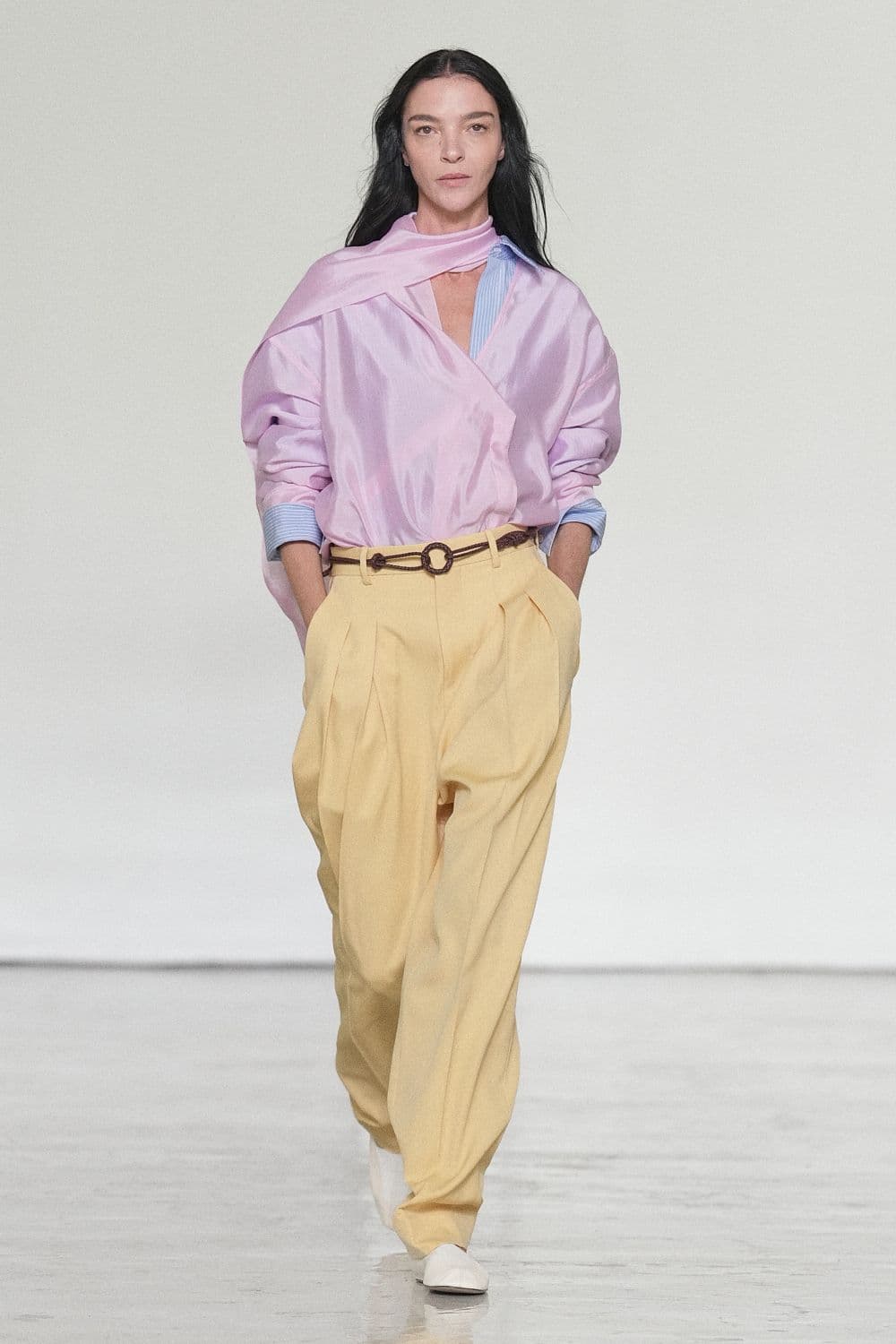 Bottega Veneta 第 17 套:粉色衬衫与浅黄色长裤
