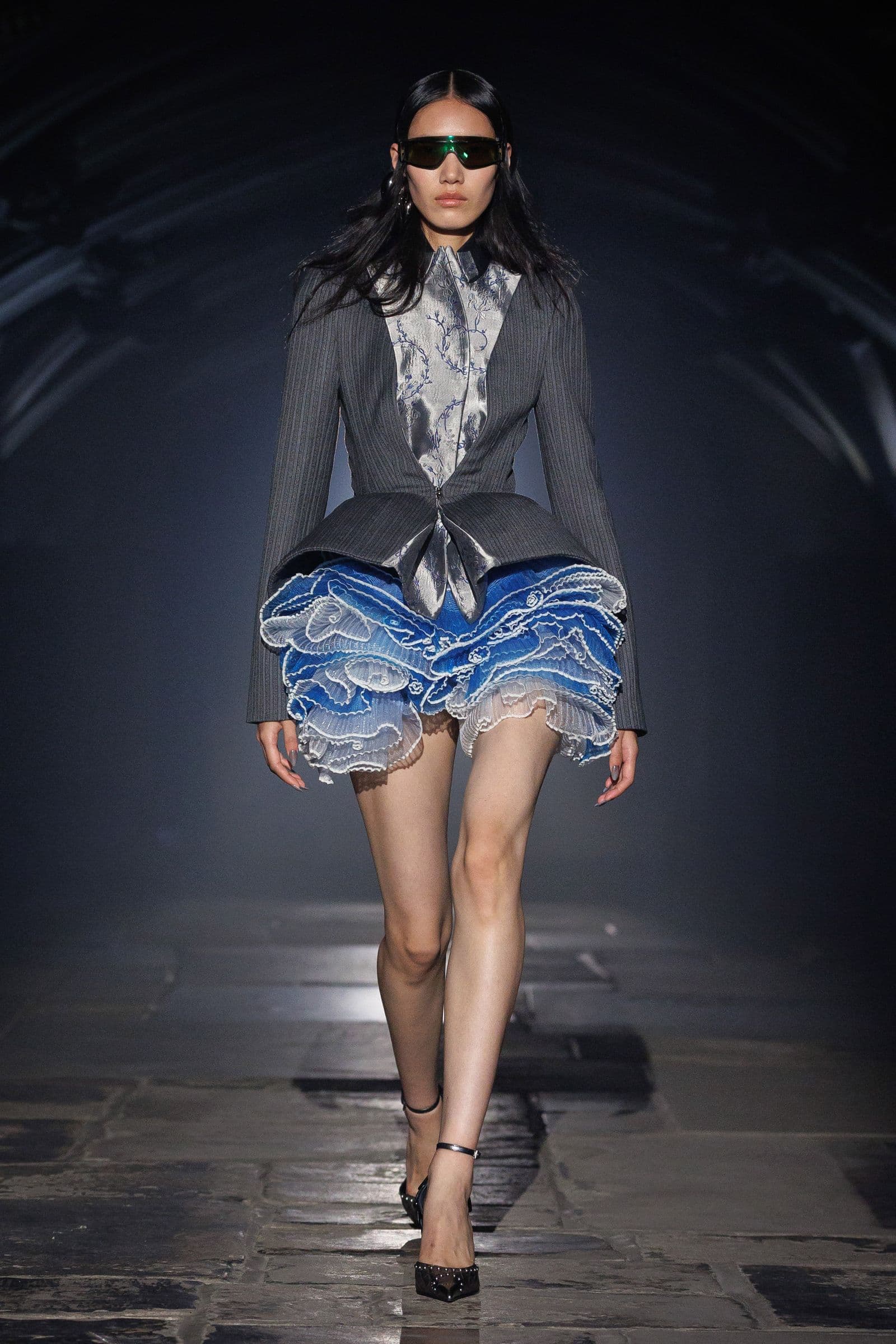 McQueen 2027 春夏:收腰灰色外套、印花衬衫与荷叶边短裤