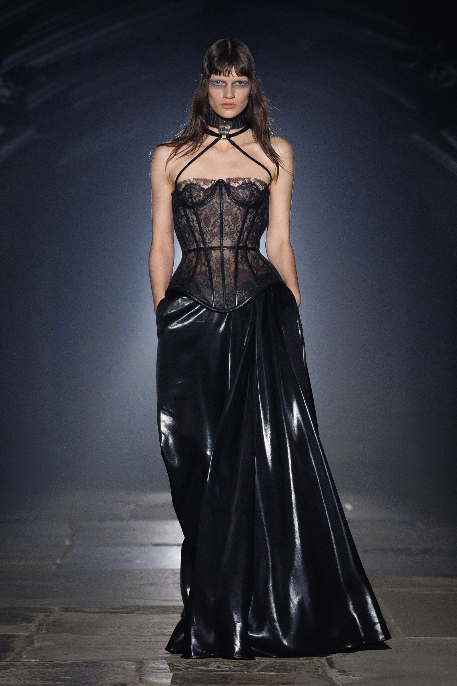 McQueen 2027 春夏:黑色蕾丝上身与宽大的亮面长裙