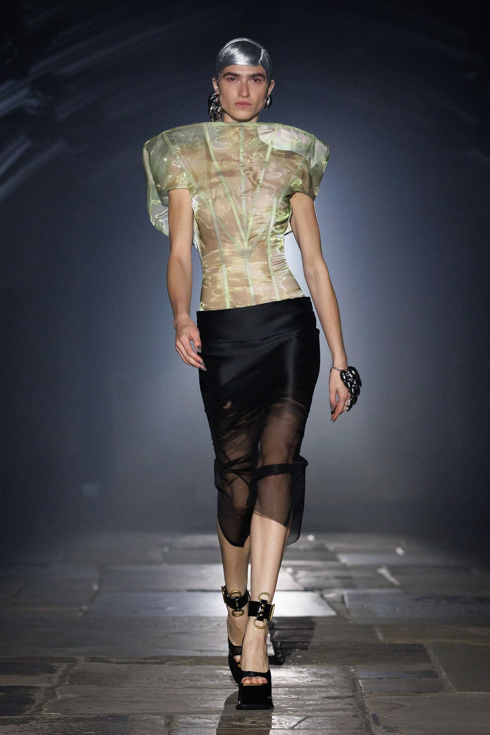 McQueen 2027 春夏:肩部外扩的透薄浅色上衣与深色半裙