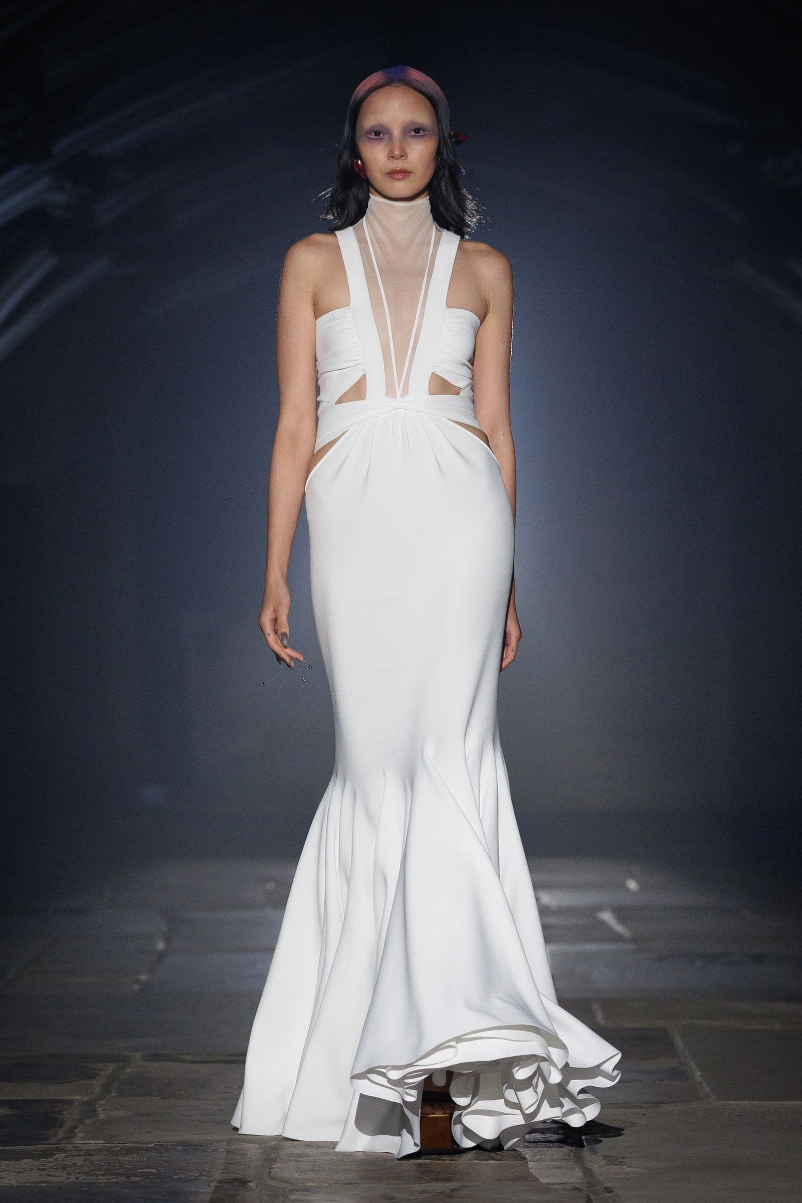 McQueen 2027 春夏:胸口与腰间留空的白色长裙